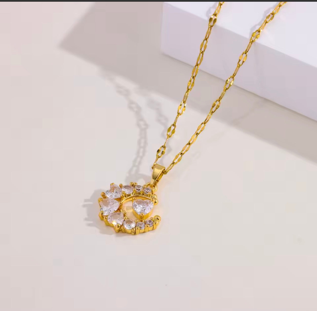 Belíssimo brincos e colar elegante